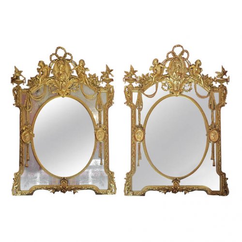 Paire de miroirs ou similaires parecloses et médaillons allégorie aux anges et aux oiseaux
