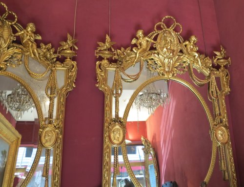 Paire de miroirs ou similaires parecloses et médaillons allégorie aux anges et aux oiseaux - ABC Pascal