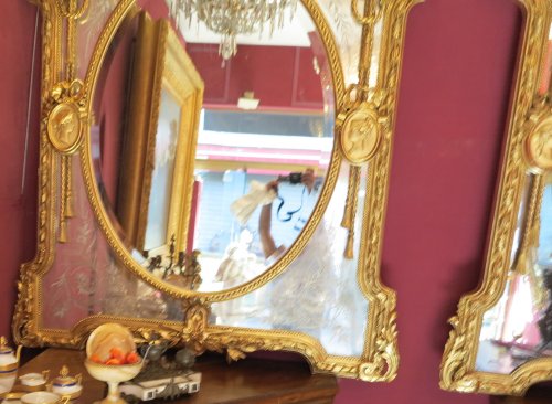 XIXe siècle - Paire de miroirs ou similaires parecloses et médaillons allégorie aux anges et aux oiseaux