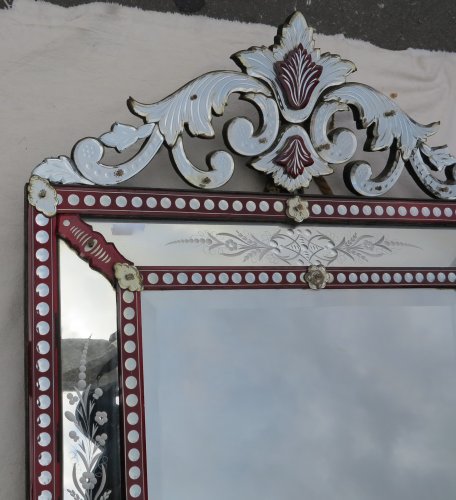 Miroirs, Trumeaux  - Miroir venitien à fronton couleur rouge Bohême