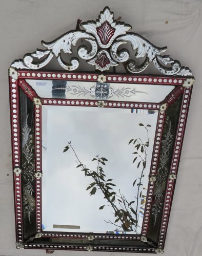 XIXe siècle - Miroir venitien à fronton couleur rouge Bohême