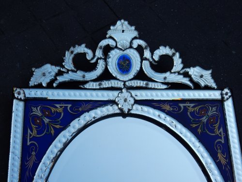 Miroirs, Trumeaux  - Miroir de Venise à fronton avec cadre en verre bleu émaillé vers 1880-1900