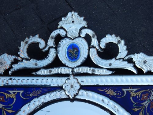 Antiquités - Miroir de Venise à fronton avec cadre en verre bleu émaillé vers 1880-1900