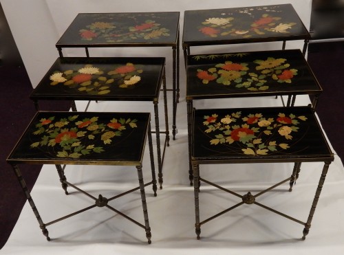 Mobilier Table & Guéridon - Paire de tables gigognes en bois laqué et bronze - 1970' 