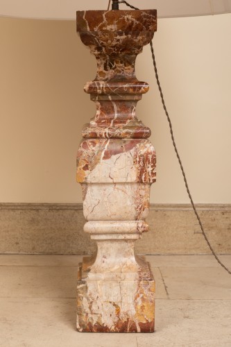Paire de balustres en marbre montés en lampes, Italie début du 18e siècle - AJ Antiquités