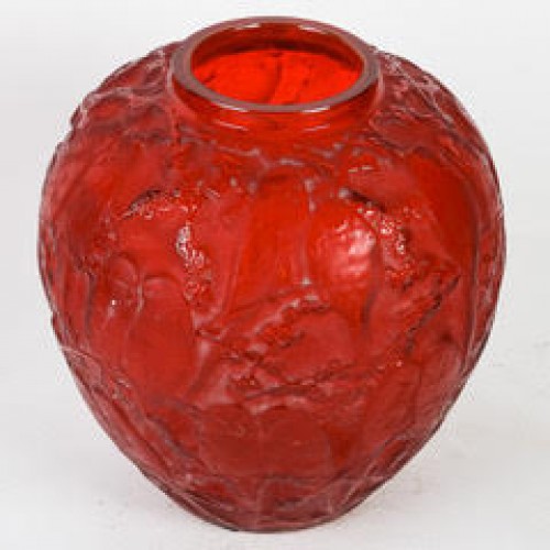 Verrerie, Cristallerie  - René Lalique - Vase "perruches » Teinté Rouge"