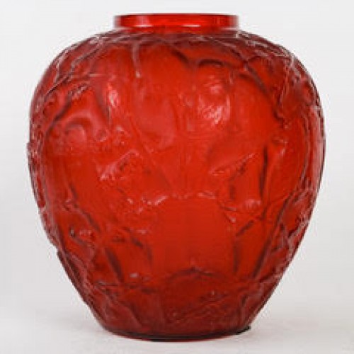 XXe siècle - René Lalique - Vase "perruches » Teinté Rouge"