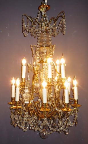Antiquités - Lustre à 15 lumières en bronze doré et cristaux