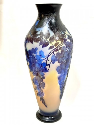 Emile Gallé Monumental Vase "Wisteria" - Verrerie, Cristallerie Style Art Déco