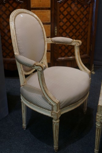 Louis XVI - Paire de fauteuils cabriolets Louis XVI estampillés Pierre Remy