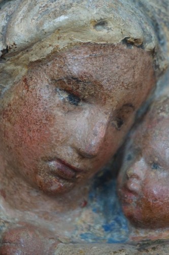 Vierge à l'Enfant, relief en stuc polychrome, atelier de Luca della Robbia. Seconde moitié du XVe siècle. - Sculpture Style Renaissance