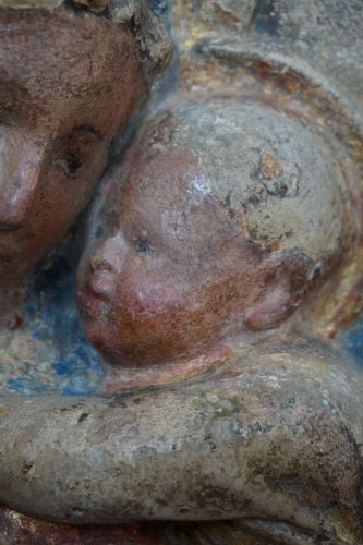 Vierge à l'Enfant, relief en stuc polychrome, atelier de Luca della Robbia. Seconde moitié du XVe siècle. - Antichità San Felice