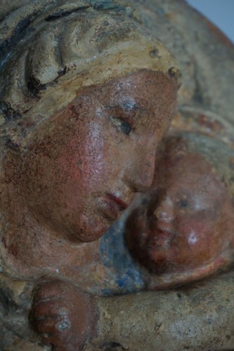 XIe au XVe siècle - Vierge à l'Enfant, relief en stuc polychrome, atelier de Luca della Robbia. Seconde moitié du XVe siècle.