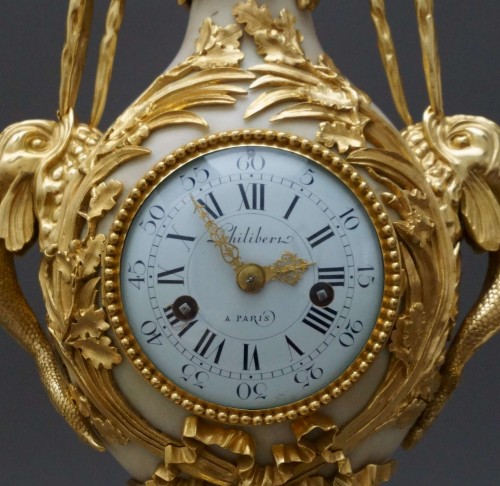 Pendule vase Louis XVI "Aux dauphins" modèle de Brécourt - Horlogerie Style Louis XVI