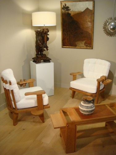 Guillerme et Chambron - Paire de fauteuils en chêne et leur porte verre - Sièges Style Années 50-60