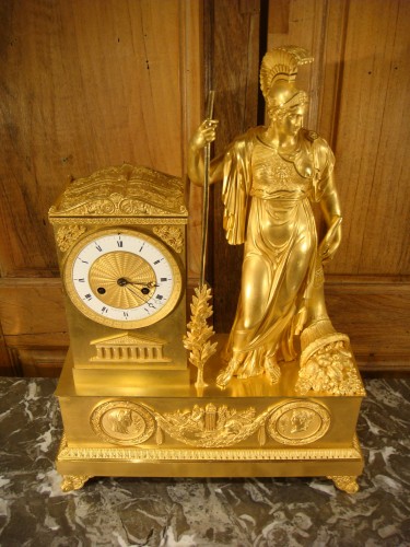 Horlogerie Pendule - Pendule en bronze doré représentant Minerve, début Restauration
