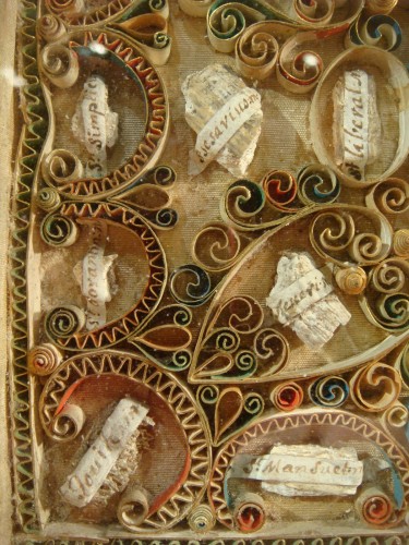 Antiquités - Cadre reliquaire paperolles début XVIIIe siècle