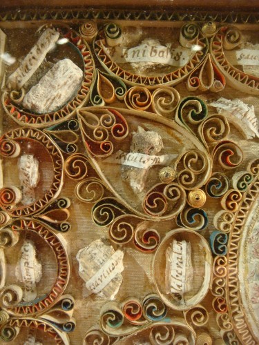 Antiquités - Cadre reliquaire paperolles début XVIIIe siècle