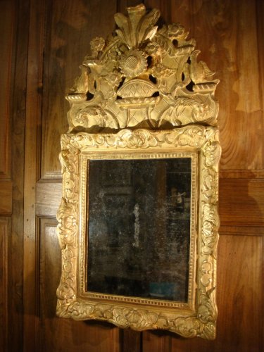 XVIIIe siècle - Miroir en bois doré fronton aux oiseaux, époque Régence