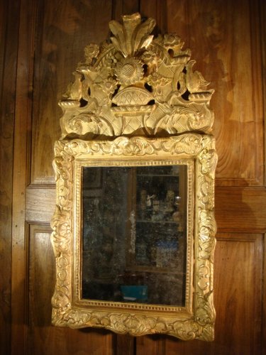 Régence - Miroir en bois doré fronton aux oiseaux, époque Régence