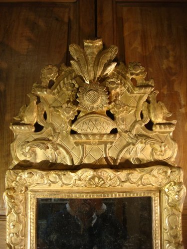 Antiquités - Miroir en bois doré fronton aux oiseaux, époque Régence