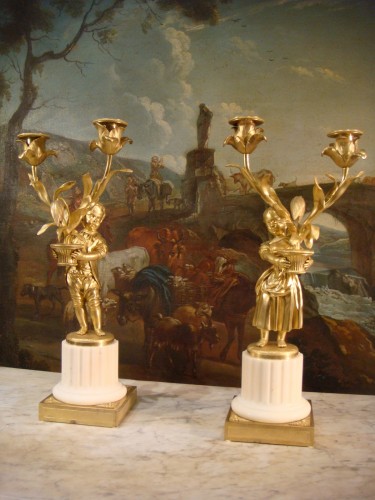 Luminaires Bougeoirs et Chandeliers - Paire de candélabres aux enfants en bronze doré - Epoque XIXe