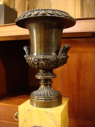 Restauration - Charles X - Paire de cassolettes en bronze aux vases Medicis