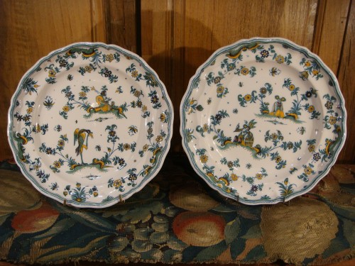 Céramiques, Porcelaines  - Paire de grandes Assiettes en faience de Moustiers XVIIIe siècle