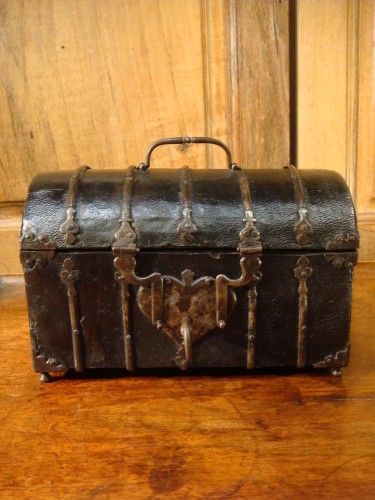 Coffret bombé en cuir et garniture en fer du XVIIe siècle - Antiquaires Balzeau & Brion