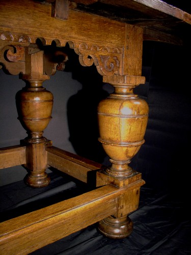 Mobilier Table & Guéridon - Table hollandaise début 17e siècle en chêne sculpté