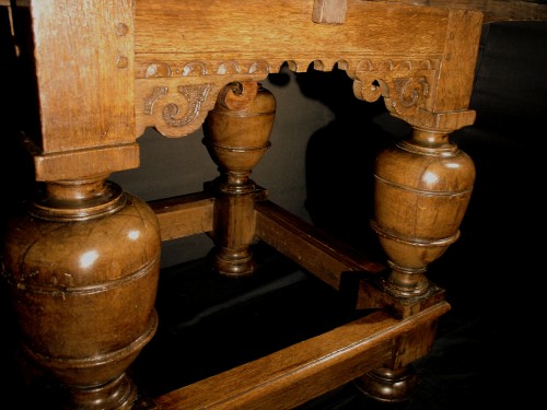 XVIIe siècle - Table hollandaise début 17e siècle en chêne sculpté