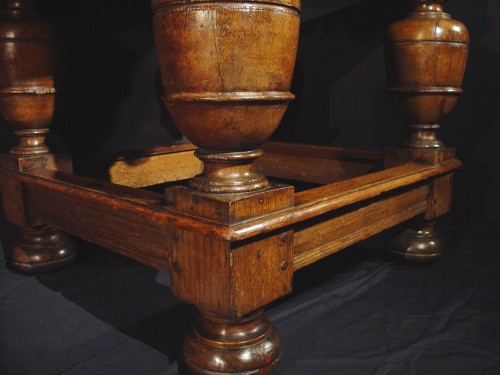 Louis XIII - Table hollandaise début 17e siècle en chêne sculpté