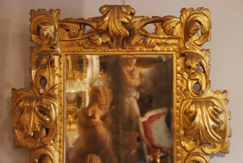 XVIIIe siècle - Miroir en bois doré début XVIIIe, travail Italien