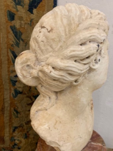 XVIIe siècle - Buste de femme en marbre  de Carrare 17e