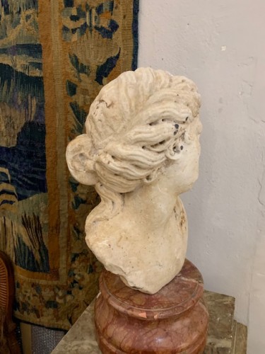 Antiquités - Buste de femme en marbre  de Carrare 17e