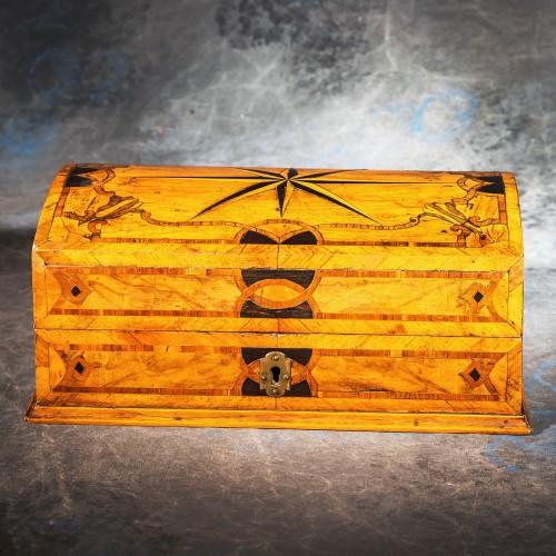 Mobilier Cabinet & Coffre - Coffret de courtoisie marqueté en noyer du XVIIIe siècle