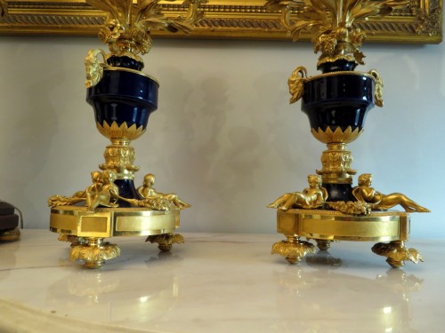 XIXe siècle - Paire de candélabres en bronze doré et bleu de Sèvres