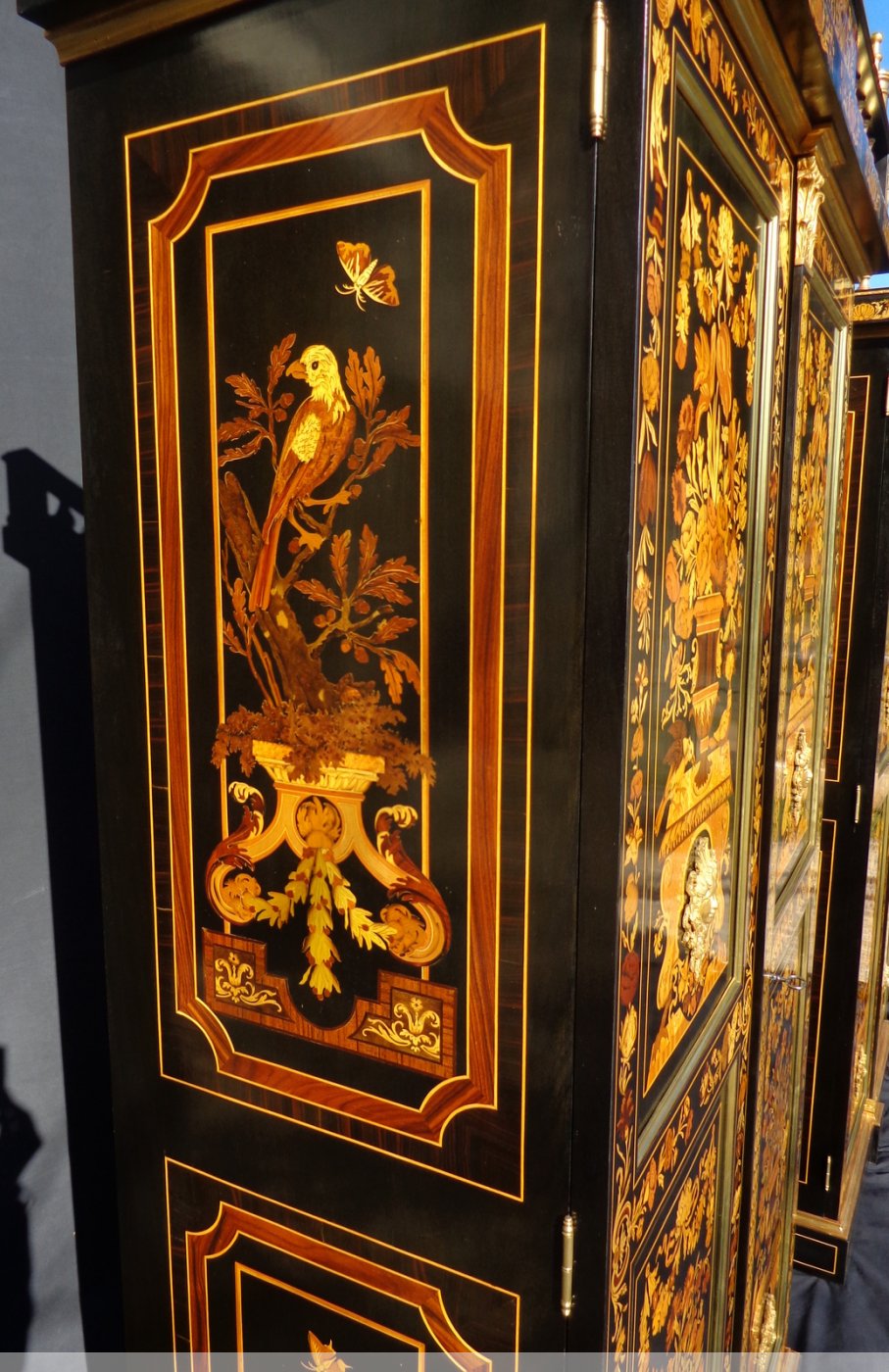 Paire darmoires en marqueterie de bois précieux fabrication 1900 XXe s -> Fabrication DArmoire Paire darmoires en marqueterie de bois précieux fabrication 1900 XXe s -> Fabrication DArmoire