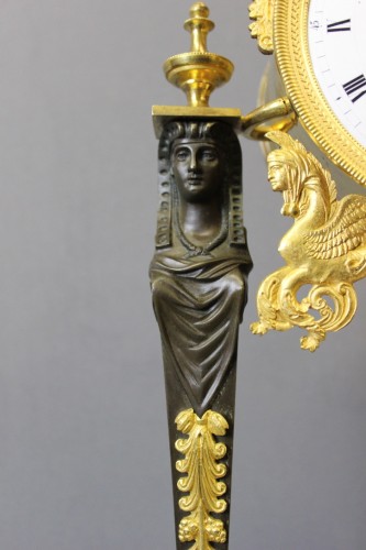 Antiquités - Pendule portique "Retour d'Egypte" en bronze doré et patiné début XIXe