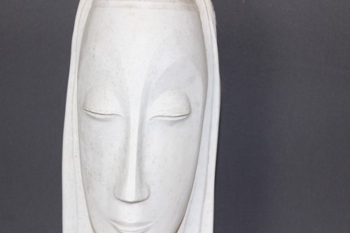 XXe siècle - Plâtre représentant représentant une tête de femme stylisée