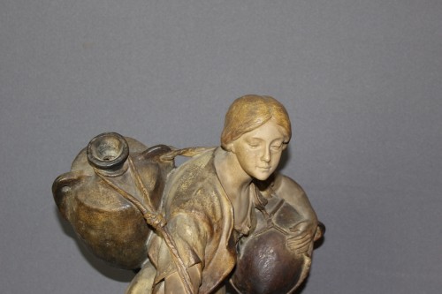 Femme porteuse de cruche, terre cuite par Goldscheider - Céramiques, Porcelaines Style Art nouveau