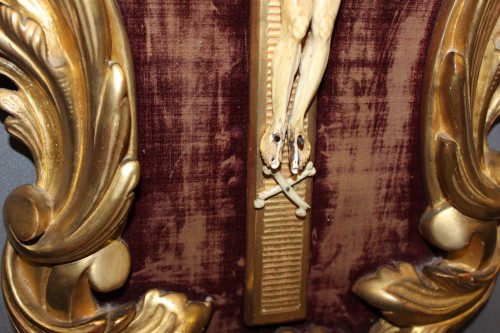  - Christ en ivoire dans son cadre en bois doré