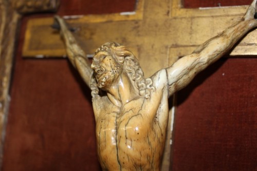 Louis XIV - Christ en ivoire dans son encadrement en bois doré