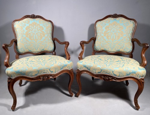 Paire de fauteuils en noyer à dossier plats, Pierre Nogaret à Lyon vers 1750 - Louis XV