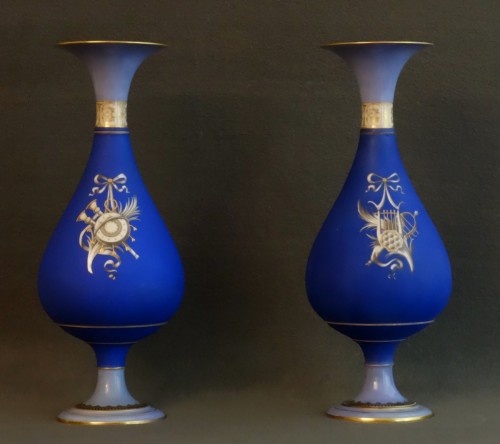 Paire Vases fuseaux en porcelaine de Paris début XIXe - Céramiques, Porcelaines Style Restauration - Charles X