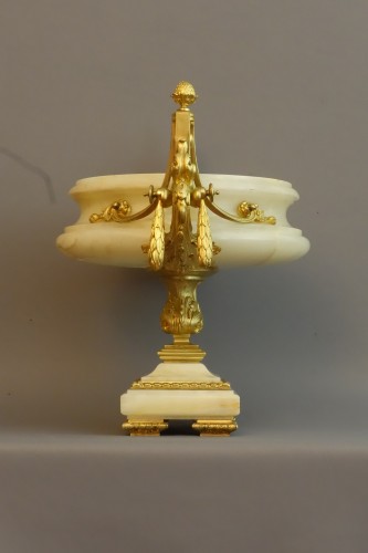 Objet de décoration Cassolettes, coupe et vase - Grand cratère en centre de table 1850