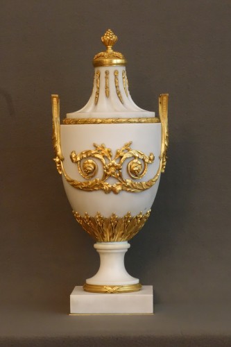 Objet de décoration Cassolettes, coupe et vase - Paire d'importants pots couverts  vers 1830