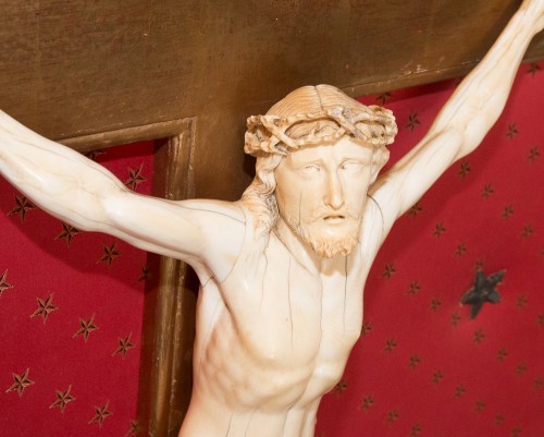 Grand Christ en ivoire époque Régence début XVIIIe siècle - Galerie Lauretta