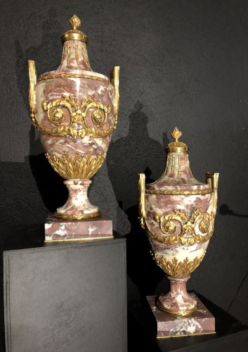Antiquités - Paire d'urnes ornementales Néo-classique