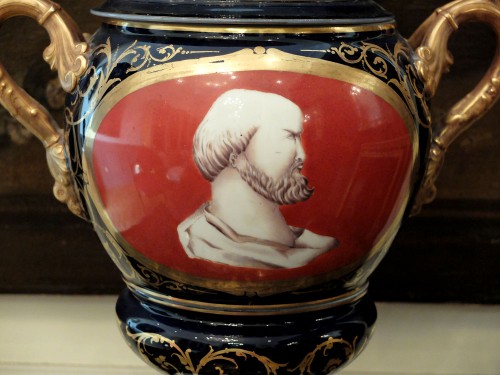 Paire d'importants vases couverts en porcelaine - XIXe siècle - Céramiques, Porcelaines Style Napoléon III